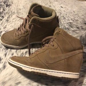 Nike wedged tennis sneakers